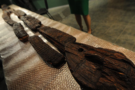 Berhala Shigir ,patung kayu tertua di dunia, sedang diteliti di Museum Regional Sverdlovsk. Yekaterinburg, Rusia, 24 Juni 2014.