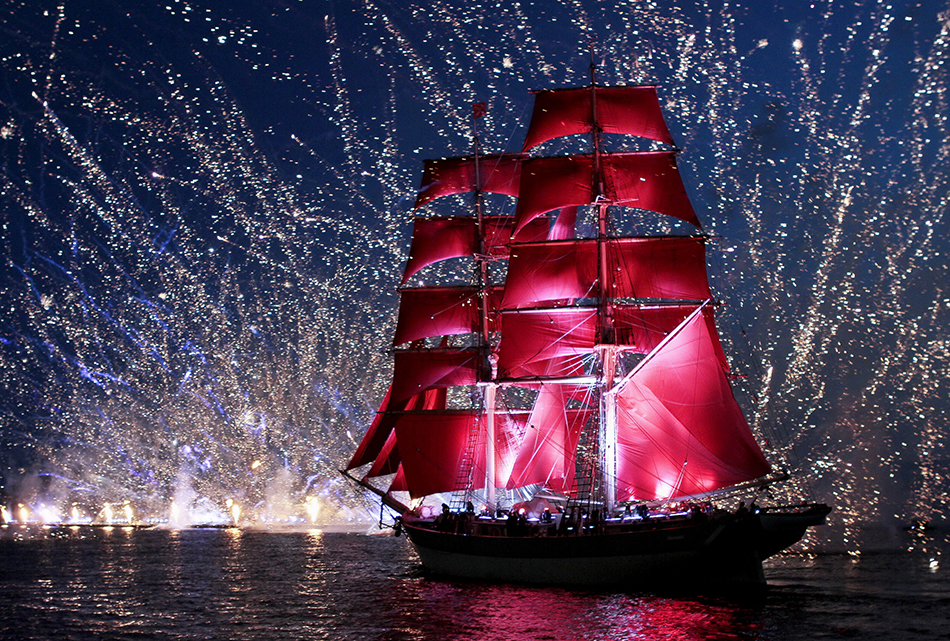 Най-прочутият фестивал в Санкт Петербург се нарича „Алените платна“. Той е изключително популярен заради зрелищните фойерверки, безбройните концерти и водни представления. Има истински кораб – фрегатата „Стандарт“ с червени платна, който плава по р. Нева. Един милион посетители? Не.