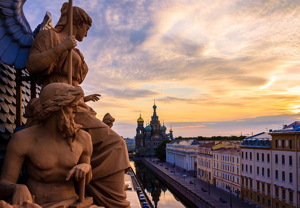 Everyone adores St. Pete, don’t they? You visit Moscow and then dash up to Russia’s so-called northern capital. It’s a short trip, right? Not exactly. Only 687 km or 396 miles, nine hours by train, but never mind.