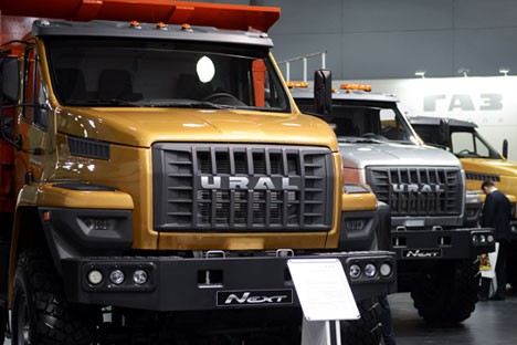 Des camions Ural NEXT du groupe GAZ présentés à l'exposition "Équipements et Technologies de construction - 2015" au centre des expositions Crocus à Moscou.