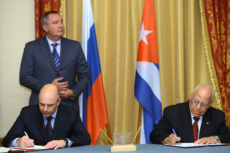 Rogózin (esq. ao fundo) participou de reunião bilateral para celebração do acordo
