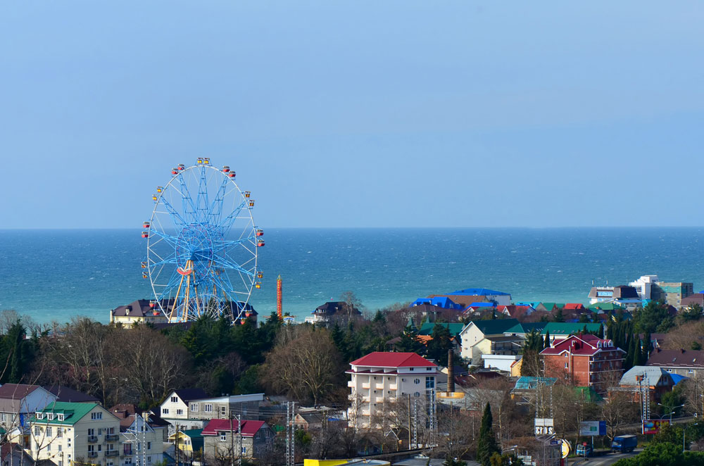 Najvišje panoramsko kolo v Rusiji (83 metrov) se nahaja v mestu Lazarevskoje na Črnem morju, 70 km severno od Sočija. Zagnali so ga leta 2012.