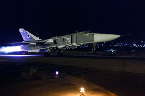 Un SU-24M décolle de la base aérienne de Hmeymim en Syria.