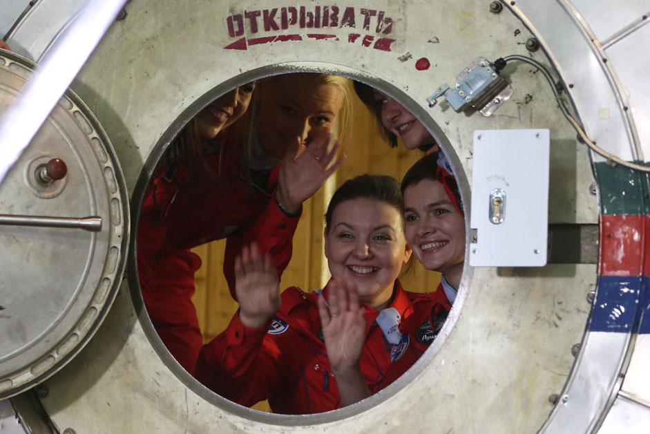 Tatjana Schigujewa, Inna Nosikowa, Darja Komissarow, Anna Kussmaul und die Kapitänin Jelena Lutschitskaja (v.l.n.r.) werden in einem Raumschiff-Simulator der Russischen Akademie der Wissenschaften für acht Tage eingeschlossen, um ihre Tauglichkeit für eine bemannte Mondmission zu testen.