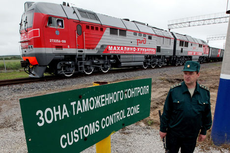 러시아 마할리노-중국 훈춘을 운행하는 첫 화물열차가 러시아 '마할리노 역'과 중국 지린 성 '훈춘 역' 사이에 새로 연 철도통관소를 통과하고 있다.