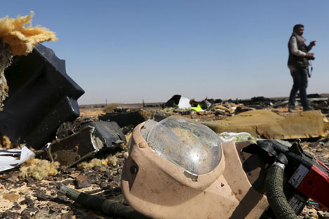 2015년 11월 1일. 이집트 북부 아리시 市 하사나 구역. 러시아 민항기 추락지점에 흩어져 있는 비행기 잔해들. 러시아 당국은 이집트 시나이 반도 상공에서 탑승객 224명 전원이 사망한 추락 사고 이후 코갈림아비아 소속 에어버스 A321 제트기들의 운항을 중지시켰다고 지난 일요일 인테르팍스 통신이 보도했다.