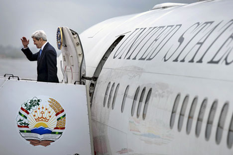 U.S. Secretary of State John Kerry waves as he boards his plane at Dushanbe Airport,  Nov. 3, 2015. 