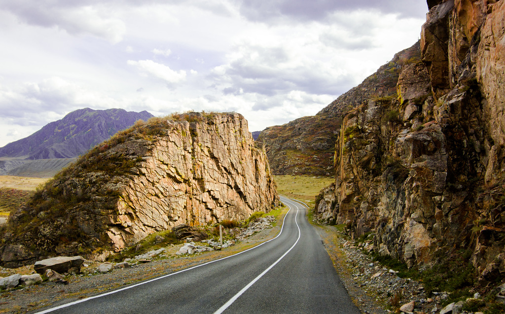 Čujska cesta počinje u Novosibirsku (2 812 km od Moskve) i ide preko Altaja, sve do ruske granice s Mongolijom. 