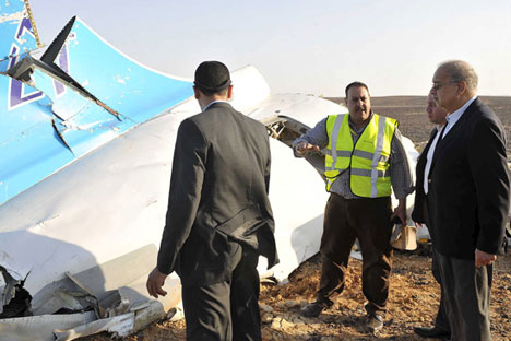 Le premier ministre égyptien Chérif Ismaïl (à droite) examine les débris de l'avion russe sur les lieux de la catastriphe près de la ville d'El-Arich au nord de l'Égypte, le 31 octobre 2015. 