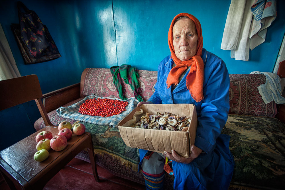 People here have close family ties. At the very least they try to preserve culinary traditions: they pickle cottage cheese for the winter, brew beer, cook thick cranberry or oatmeal kissel and cook eggs in a stove.