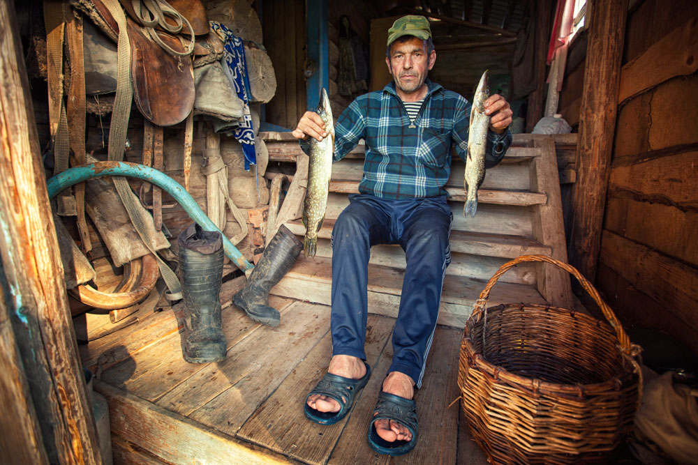 Locals provided themselves with all necessary household items. They made boots and shoes, wove baskets and clothes made of flax, embroidered shirts and hats, made troughs, barrels and dishes, produced tar, steamed cranberries, went fishing and baked sulchiny (a kind of flat cake).