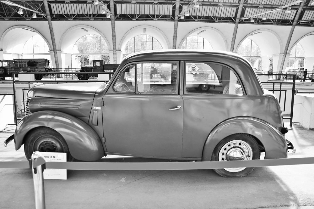 Tvornica je 1939. napravila svoj prvi automobil (KIM – 10). Taj model je danas izuzetno teško naći, budući da je tvornica uspjela napraviti samo 450 komada prije nacističkog napada u lipnju 1941.