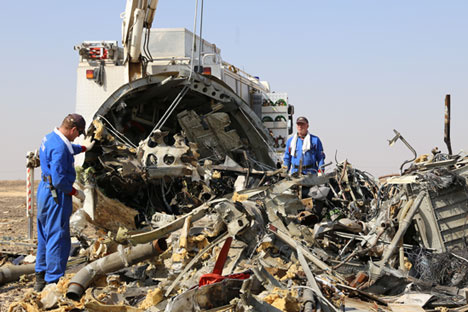 Alcuni specialisti al lavoro sui resti dell'Airbus-321 caduto sul Sinai