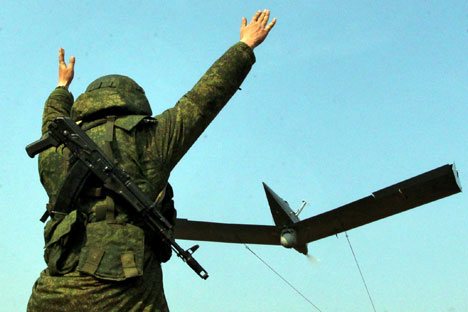 Soldado lança VANT durante treinamento de tropas de paraquedistas em Primorski
