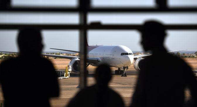 Tourists look out at a Russian plane on the tarmac of the airport in Egypt's Red Sea resort of Sharm el-Sheikh on November 6, 2015. 