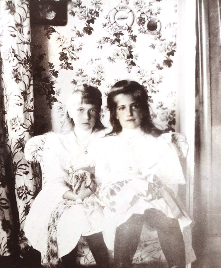 　ロシア最後の皇帝とその一家のきわめて稀で私的な写真が残されている。これらは皇后の女官だったアンナ・ ヴィルボヴァが撮影したものだ。/ アナスタシア大公妃とマリア大公妃。