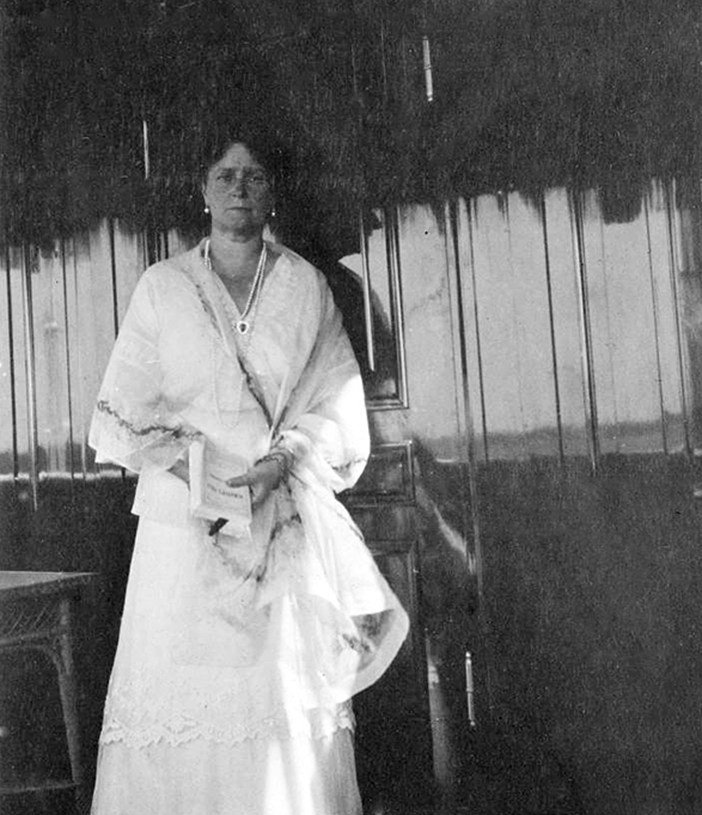 　1904年1月、アンナ・ヴィルボヴァは、舞踏会やアレクサンドラ・フョードロヴナ皇后の外出を取り仕切ることを職務とする女官に任命された。皇后の親友になった彼女は、皇帝一家と多くの時間を過ごすようになった。/ アレクサンドラ・フョードロヴナ皇后。