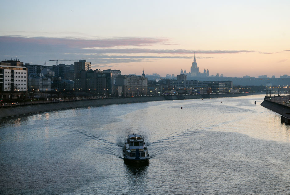 A ship sails on the Moskva River.