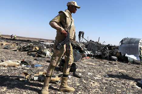 Tentara Mesir menjaga puing-puing Airbus Rusia di lokasi jatuhnya pesawat di wilayah Hassana, kota Arish, Mesir (1/11).