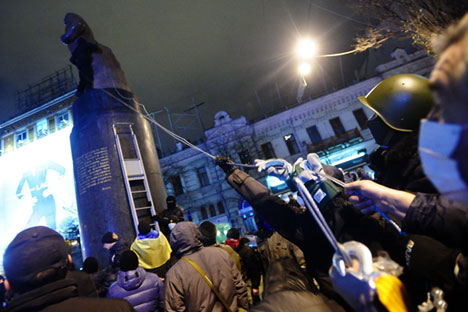 Protesters try to dismantle a statue of Lenin in Bessarabska Square. Kiev. Dec.2, 2013. 