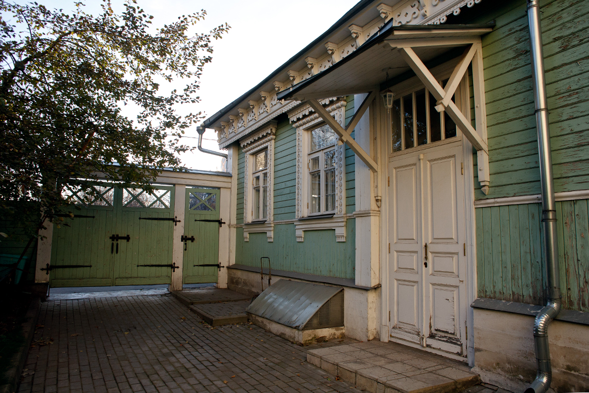  4 Bolshoy Predtechenskiy pereoulok. Une maison verte aux fenêtres décorées de « nalichniks » blancs (cadres de fenêtres traditionnels en bois gravé). Elle est située sur le territoire du Musée d’histoire de Presnya, consacré à l’histoire russe moderne.