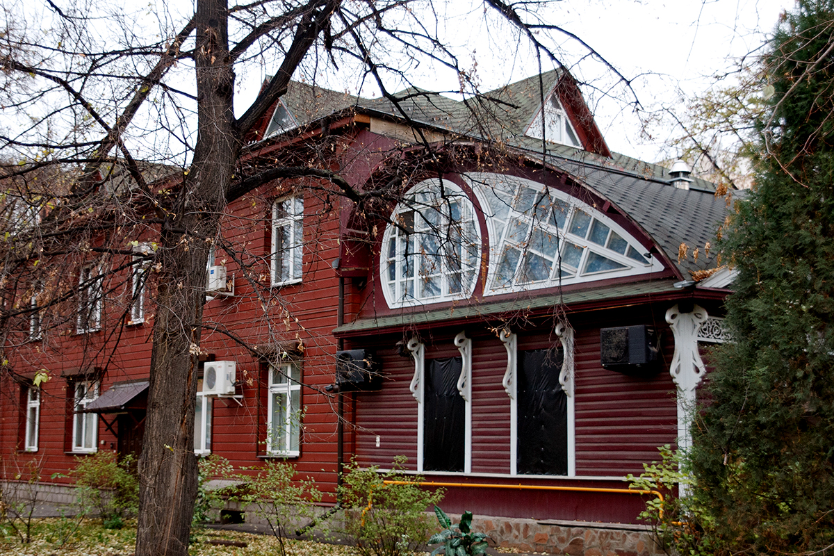 A simple reconstructed wooden house with an annex in the modernist style at  8/1 Pervy Kazachiy Lane.