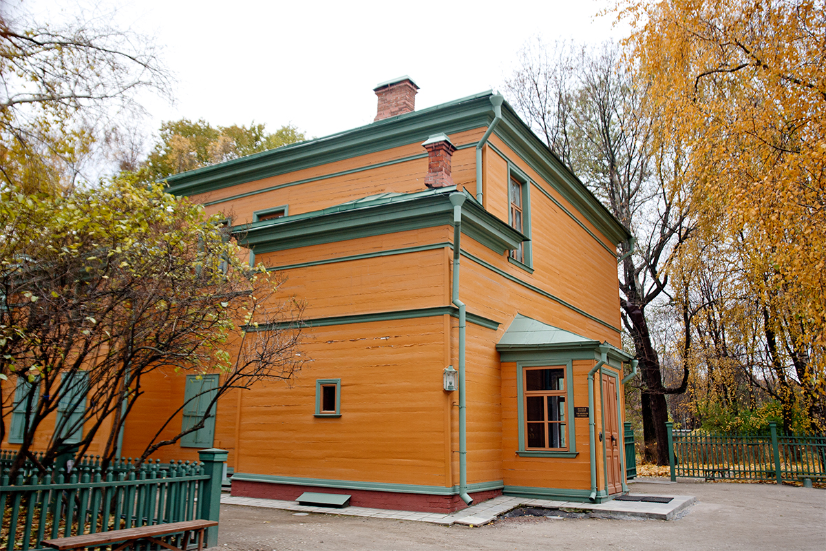 Imanje-kuća ruskog pisca Lava Tolstoja u ulici koja nosi njegov naziv. Ovdje je živio od 1882. do 1901., i napisao preko 100 djela u ovoj kući. Sad je to memorijalni centar, otvoren za posjetitelje. 