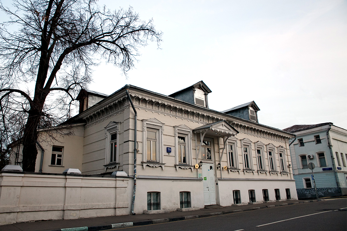 Drvena palača iz 19. stoljeća, u ulici Gončarnaja. U njoj se nalazi popularan kafić, restoran i dvorana za koncerte, pa se ona može vidjeti i iznutra. Dapače, možete popiti piće, prošetati se po sobama, vidjeti centar Moskve s balkona. 