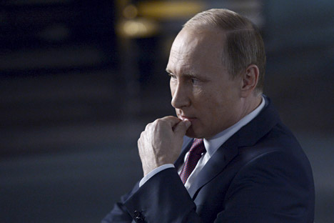 Le président russe Vladimir Poutine répond aux questions d'un journaliste de la chaîne de télévision Rossia 1 le 10 octobre 2015 à Sotchi.