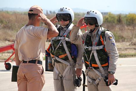 Pilotos russos em base aérea de Hmeymim, na Síria