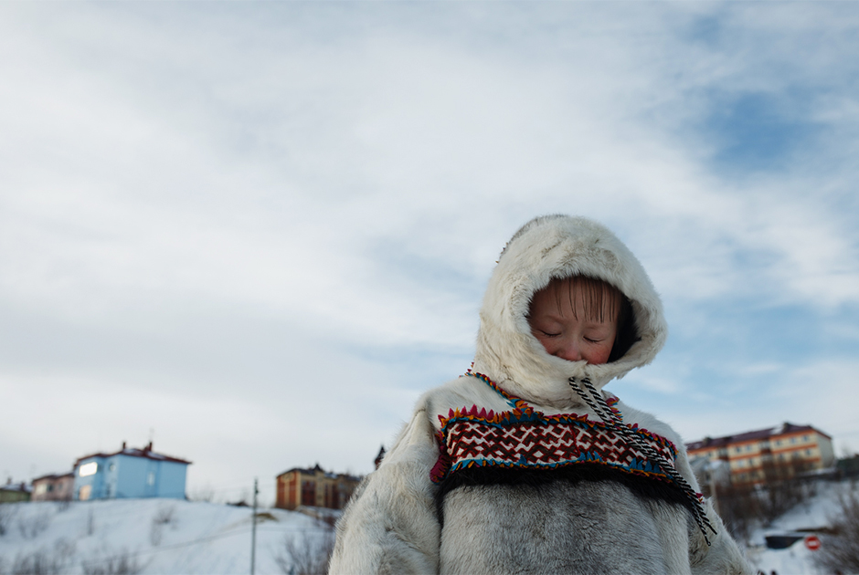 U prosincu 1978. živa je zabilježila rekordnu donju temperaturu – 53 ºC. Zašto bi netko živio ovdje? Stanovništvo se povećalo za 50 posto, otkad su 1992. radnici došli u grad kako bi radili poslove vezane za plin. Ribolov je i dalje glavna grana gospodarstva lokalne ekonomije. Grad ima 48 300 stanovnika (popis iz 2015.). 