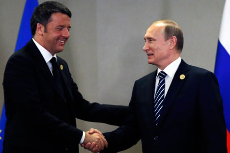 Il premier italiano Matteo Renzi, a sinistra, stringe la mano al Presidente russo Vladimir Putin.