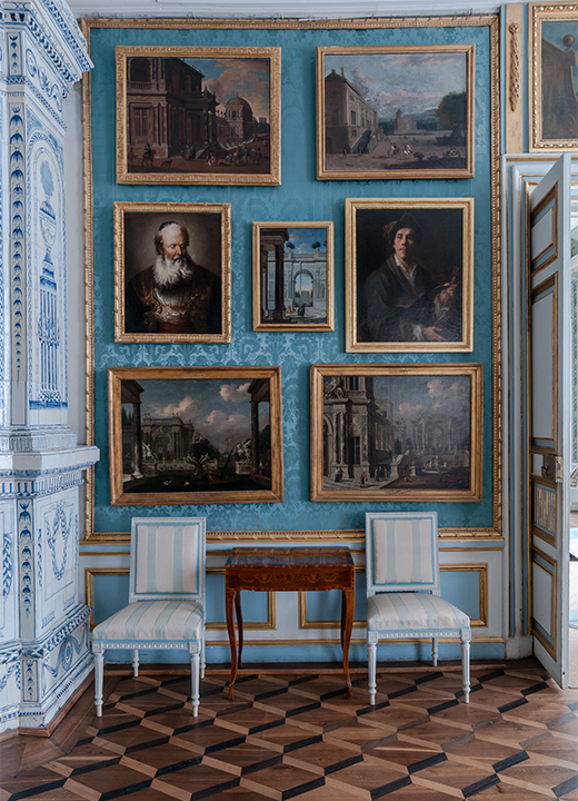 С поразителните си, оградени от сфинксове стълби към величествените стаи, украсени с фламандски тъкани дамаски, пурпурна коприна, кристални полилеи и огледала със златни рамки, понякога дворецът е наричан Московския Версай.
