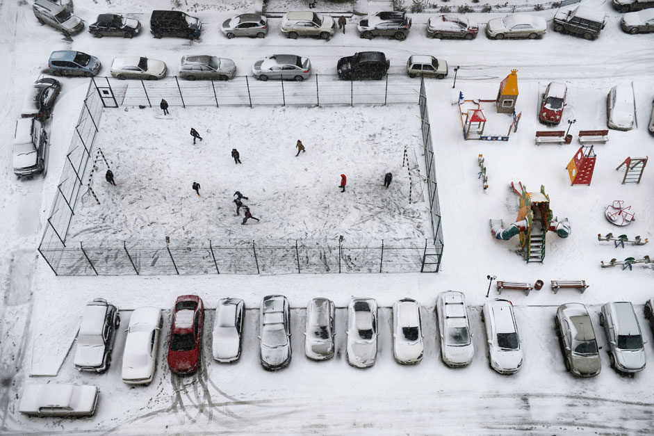 Kinder spielen an einem eiskalten Morgen in Nowosibirsk Fußball. 