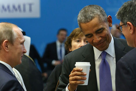 Obama (dir.) e Pútin conversam antes de sessão da Cúpula do G20, na Turquia