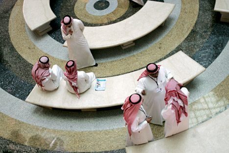 Para lelaki Saudi tampak sedang berbicara di sebuah hotel di Jeddah.