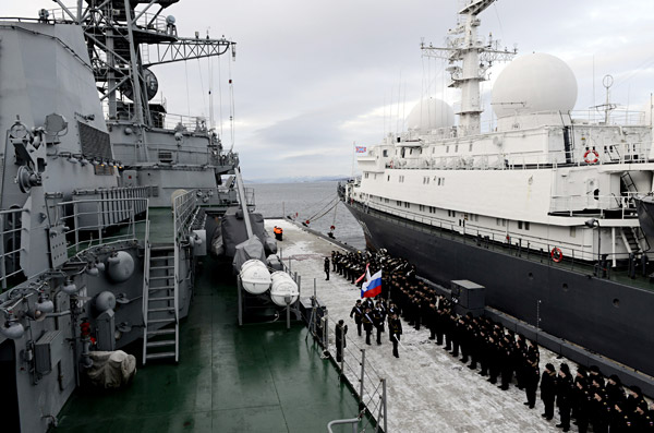 Naval servicemen giving a welcome to the state-of-the-art reconnaissance ship (Project 18280) "Yury Ivanov" on its arrival at its permanent base in Severomorsk.