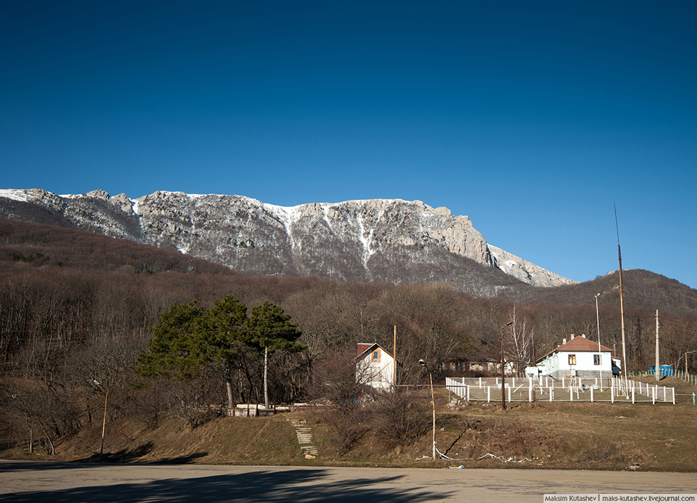 Ko obstanete v prometu poleg Simferopola, lahko vidite zasnežene vrhove bližnje planine Četir-Dag.