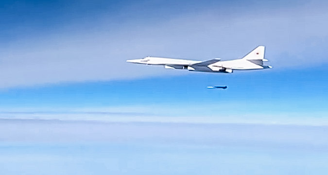 Un bombardier Tu-160 des Forces aérospatiales russes lance un missile de croisière Kh-555 dans le cadre de l'opération militaire contre l'EI.