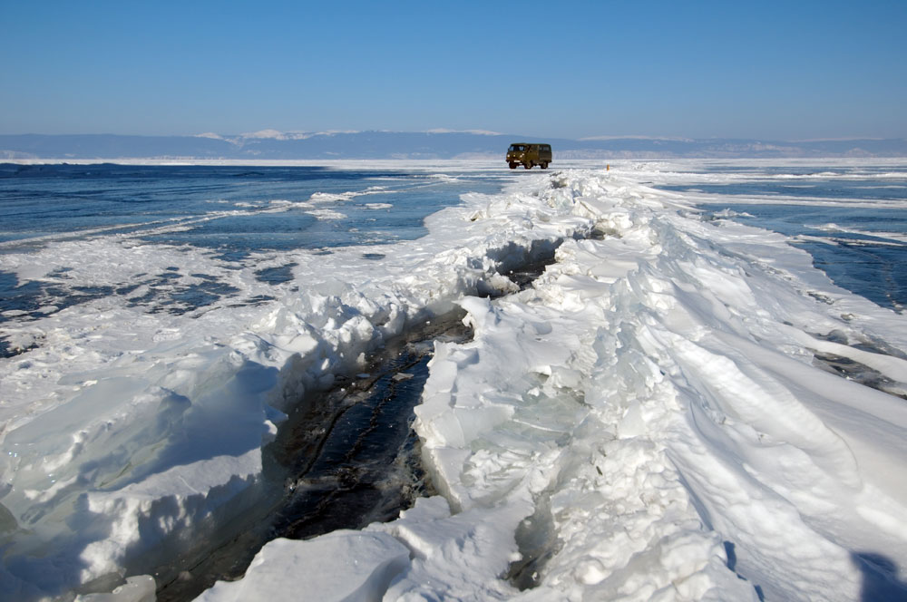　「氷、どこを見ても氷、30平方キロメートルすべてが氷です！湖面の上を30キロ運転しても300キロ運転しても、目の前に映るのは氷の境界線のみです」。2011年の水中バイカル・サファリを思い出してこう語るのは、ウクライナ人写真家・ジャーナリストで熱烈なダイバーのアンドレイ・ネクラーソフ氏だ。