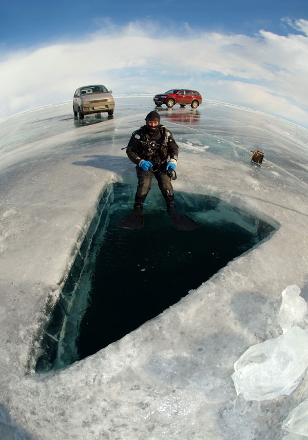 Il est moins dangereux de conduire sur la surface du lac avec un mètre de glace solide sous les pieds.