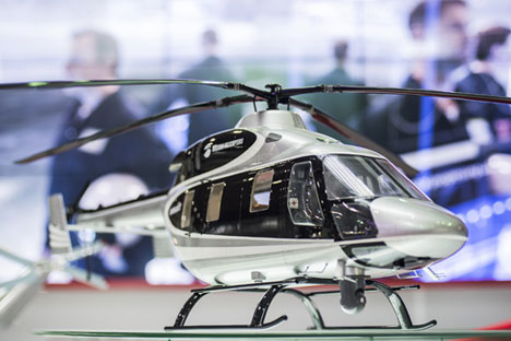 Model ruskog helikoptera ANSAT na međunarodnoj izložbi zrakoplovne i svemirske tehnike "Dubai Airshow-2015."