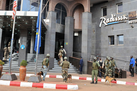 Security forces surround the Radisson Hotel during a hostage situation, Bamako, Mali, Nov. 20, 2015.
