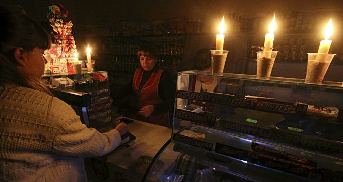 Une épicerie illuminée de bougies suite à la coupure de l’électricité en Crimée le 22 novembre 2015.