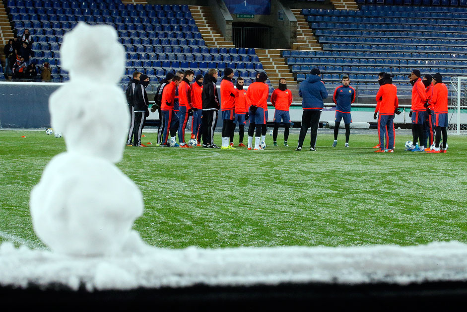 Ein Schneemann am Rande des Fußballfelds in Sankt Petersburg. Die Mannschaft von Valencia trainiert vor dem Champions-League-Spiel gegen den FK Zenit Sankt Petersburg.