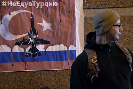 Un participant à une manifestation près de l'ambassade turque à Moscou.