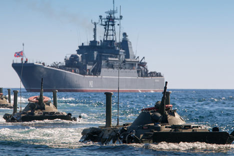 Cruzador Moskva (fundo) em exercício militar no mar Cáspio