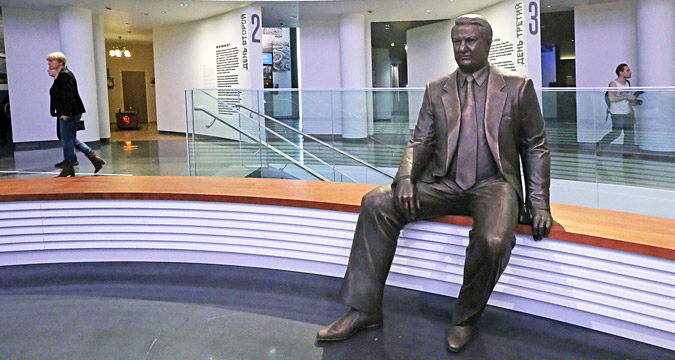 Une sculpture en bronze de Boris Eltsine dans le hall du musée. 