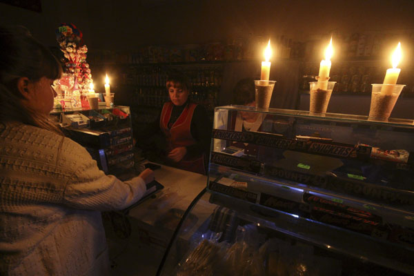 Lojas sobreviveram à luz de velas durante apagão na Crimeia