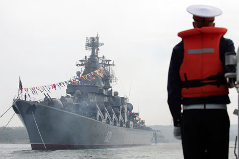 Parade kapal selama perayaan hari peringatan ke-230 Armada Laut Hitam Rusia di Sevastopol.